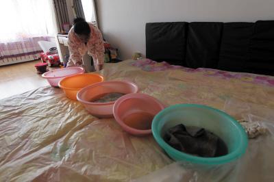 德格楼上漏水，住户失联，小区没物管，业主维权难！律师来支招……